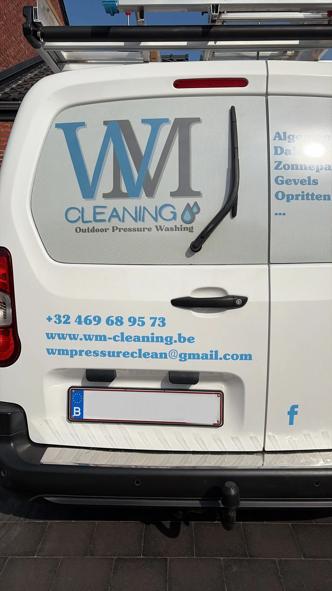 WM-Cleaning aan het werk tijdens een dakreiniging